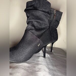 Jones New York Signature Black With Silver Specs Womens Booties